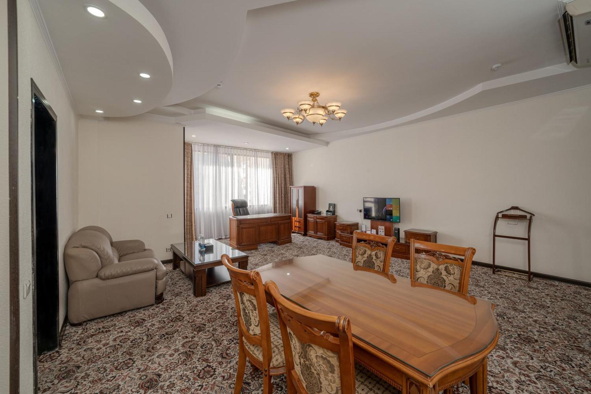 Jannat Regency Hotel Biskek Kültér fotó
