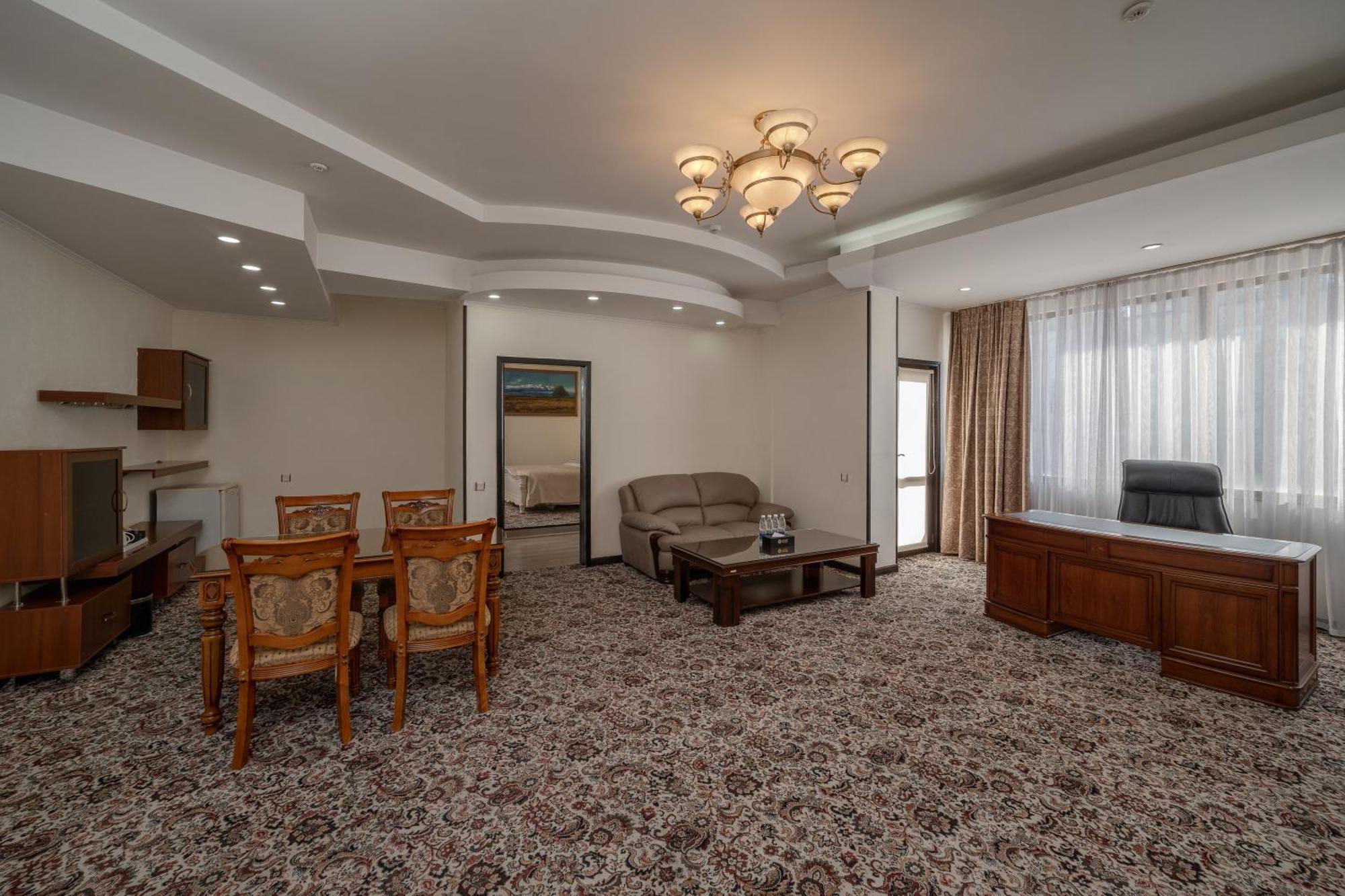 Jannat Regency Hotel Biskek Kültér fotó