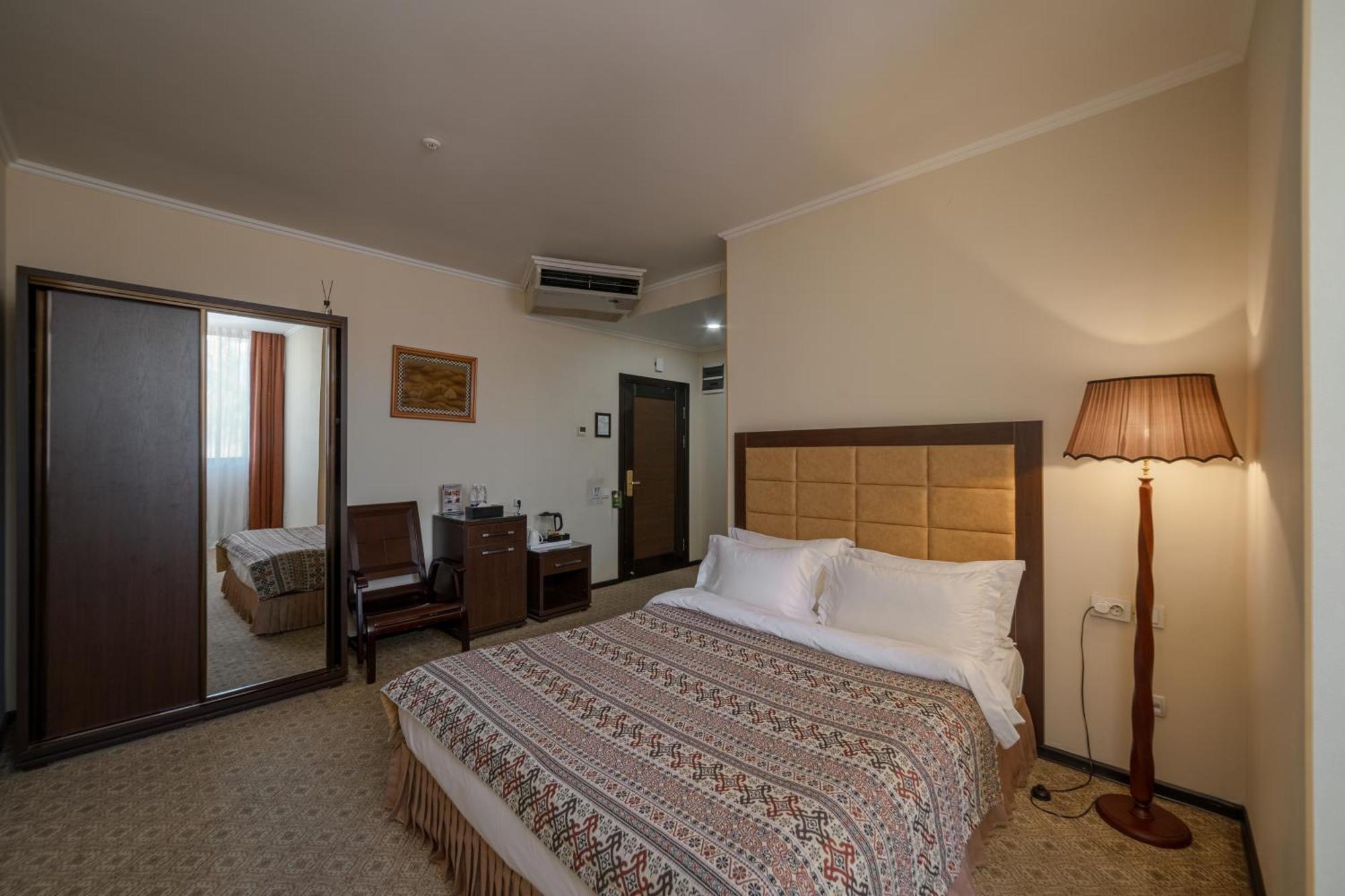 Jannat Regency Hotel Biskek Kültér fotó