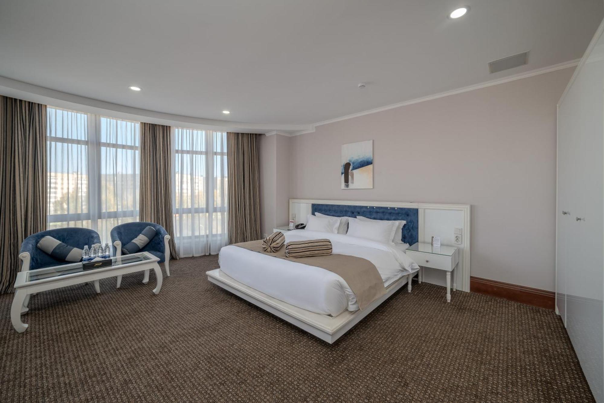 Jannat Regency Hotel Biskek Kültér fotó