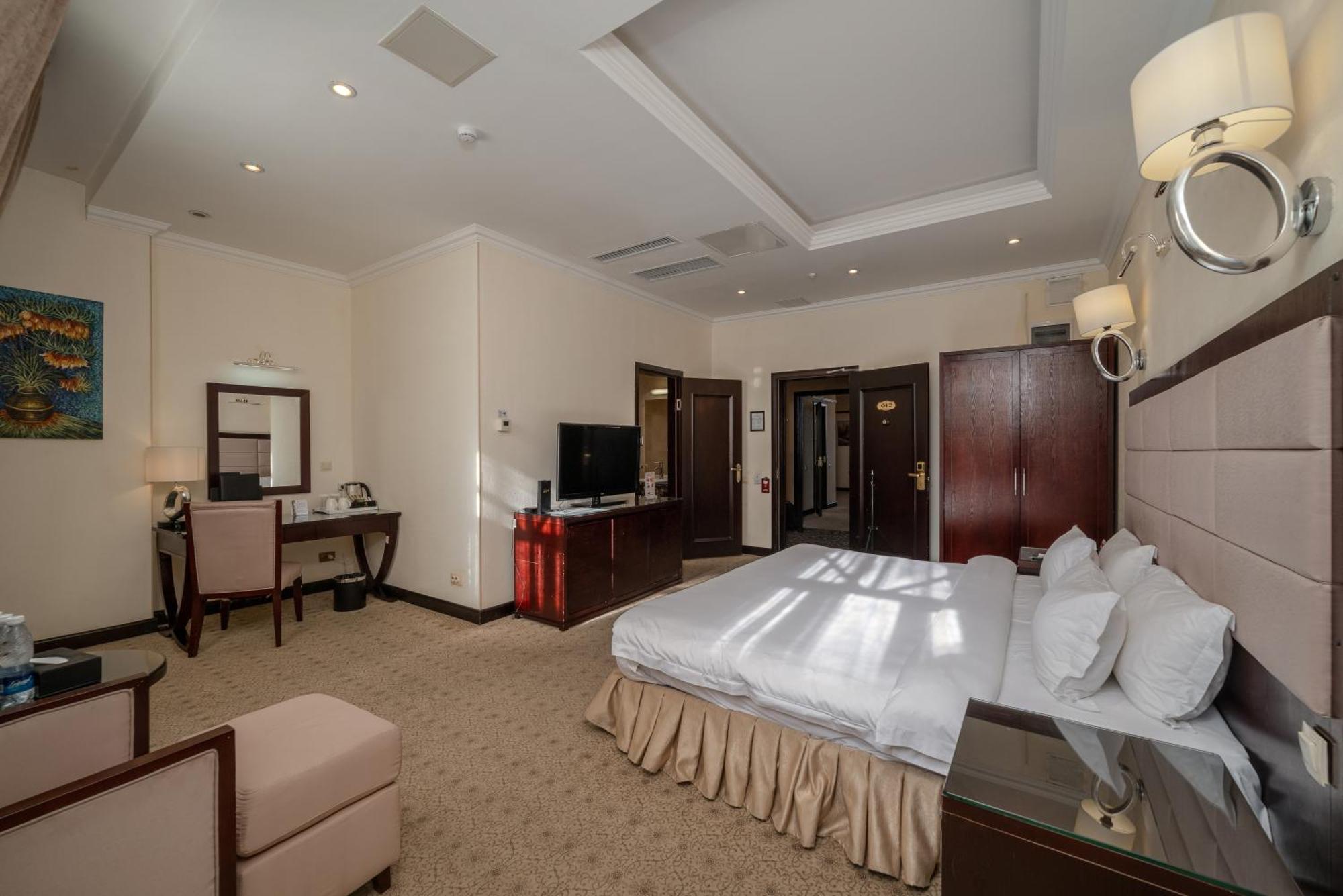 Jannat Regency Hotel Biskek Kültér fotó