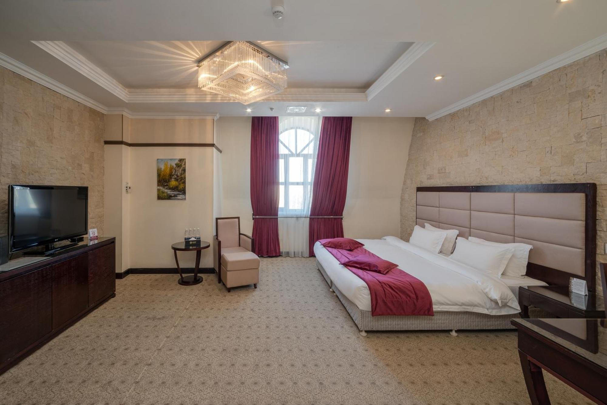 Jannat Regency Hotel Biskek Kültér fotó